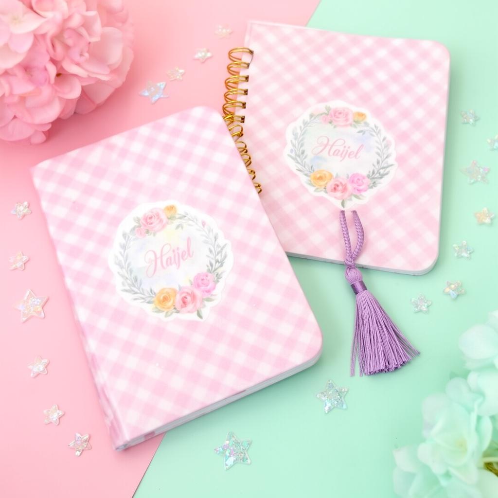 Cadernos artesanais em xadrez rosa com tassel lilás